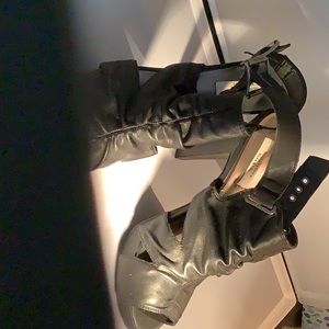 Simply vera size 8 1/2 black strapped sandal